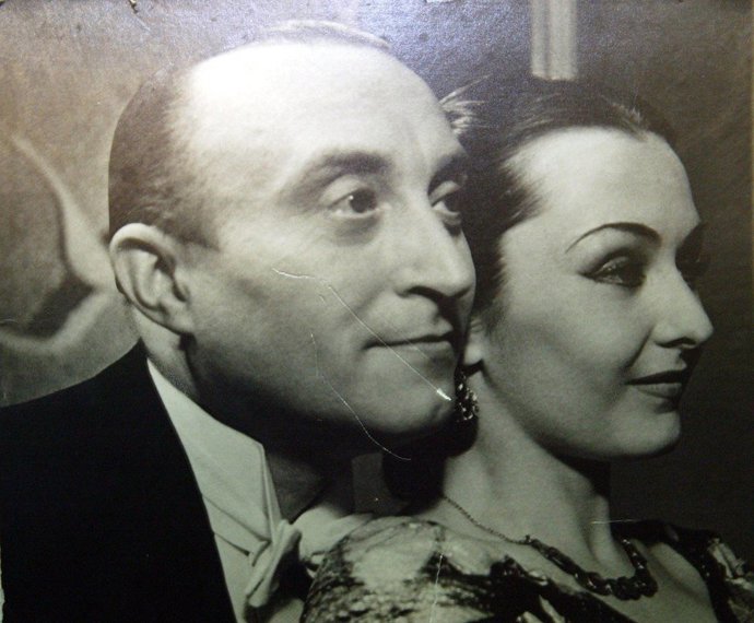 Určitou dobu hrála v Divadle Oldřicha Nového, kde se seznámila se šéfredaktorem populárního časopisu Kinorevue Bedřichem Rádlem, a s tímto pražským elegánem se brzo vzali. Bydleli však ve stejném domě jako Rádlova první manželka Světla Svozilová.