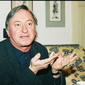 Již od dětství se zajímal o dramatické umění. Po základní škole studoval na gymnáziu a po maturitě v roce 1968 nastoupil na DAMU, kde v roce 1973 absolvoval rolí Mackieho Messera ve hře Johna Gaye Žebrácká opera.