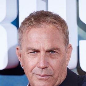  Jeden z jeho nejúspěšnějších filmů je Tanec s vlky (1990), který vyhrál sedm Oscarů (včetně kategorie nejlepší film a nejlepší režisér).