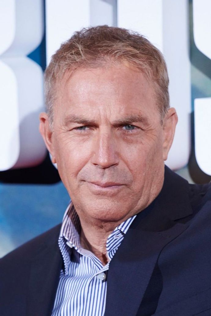  Jeden z jeho nejúspěšnějších filmů je Tanec s vlky (1990), který vyhrál sedm Oscarů (včetně kategorie nejlepší film a nejlepší režisér).