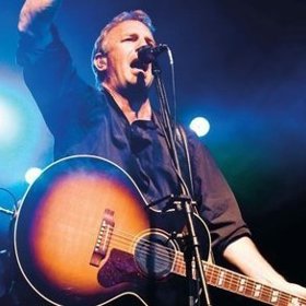 Manželství trvalo od 11. února 1978 do 12. prosince 1994. Pár má spolu tři děti .