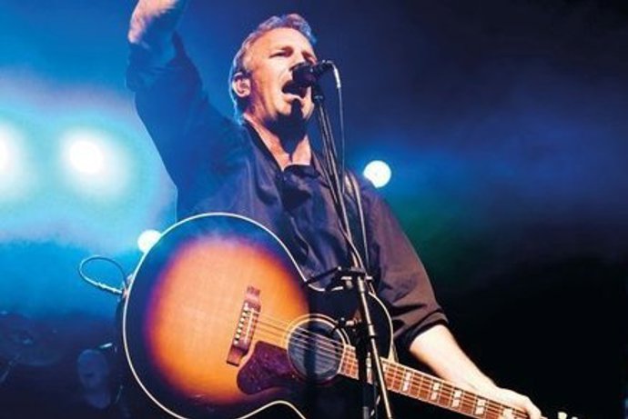 Manželství trvalo od 11. února 1978 do 12. prosince 1994. Pár má spolu tři děti .