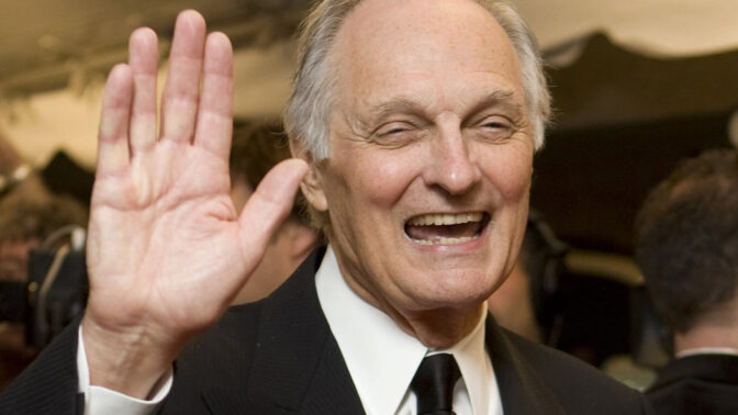 Alan Alda z M.A.S.H. slaví 84. narozeniny: V dětství překonal obrnu, teď trpí Parkinsonovou chorobou