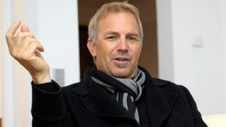 Kevin Michael Costner je americký herec, zpěvák, režisér a producent.