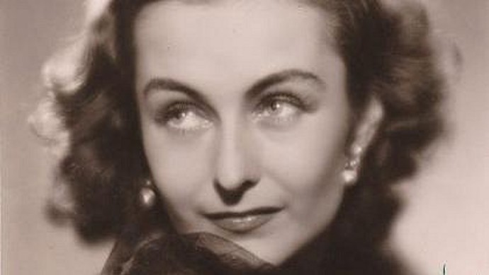 V Osvobozeném divadle, kde hrála s přestávkami až do jeho uzavření, se zamilovala do Jiřího Voskovce, ale osudovou se pro ni stal operetní zpěvák a herec Jára Pospíšil. Kvůli němu odešla z Osvobozeného divadla do Olomouce.