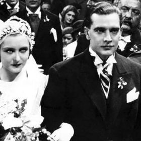 Mezi tehdejšími hereckými hvězdami vynikla nejen její přirozená krása s melancholickým nádechem obličeje a tmavými vlasy, ale hlavně její intelekt a pěvecký talent.