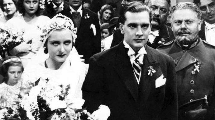 Mezi tehdejšími hereckými hvězdami vynikla nejen její přirozená krása s melancholickým nádechem obličeje a tmavými vlasy, ale hlavně její intelekt a pěvecký talent.