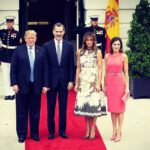 Ku příležitosti návštěvy španělského krále s chotí Melania zvolila nádherné šaty v olivové barvě s bílým květinovým vzorem, které pocházejí z módního domu Valentino. 