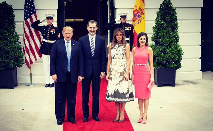 Ku příležitosti návštěvy španělského krále s chotí Melania zvolila nádherné šaty v olivové barvě s bílým květinovým vzorem, které pocházejí z módního domu Valentino. 