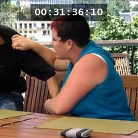 ...který byl léta nezaměstnaný, ale při Výměně si najednou jako zázrakem rychle našel práci.