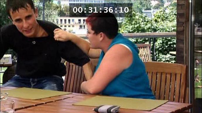 ...který byl léta nezaměstnaný, ale při Výměně si najednou jako zázrakem rychle našel práci.