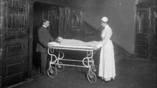 začátkem roku 1922 dostal první inzulinové vzorky k použití bostonský diabetolog E. P. Joslin, který je aplikoval 14letému chlapci jménem Leonard Thompson, což byl první léčený diabetik na světě (přežil ještě dalších 13 let)