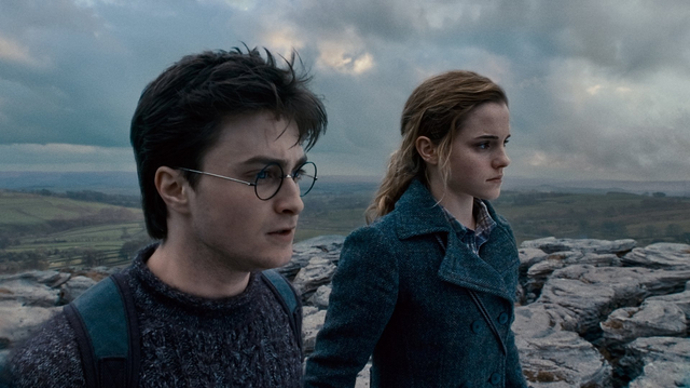 Film je rozdělen do dvou samostatných dílů. Premiéra první části se konala na londýnském náměstí Leicester Square 11. listopadu 2010, premiéra druhé části proběhla 7. července 2011 tamtéž. Na snímku jsou Emma Watson jako Hermiona a Daniel Radcliffe jako Harry Potter.