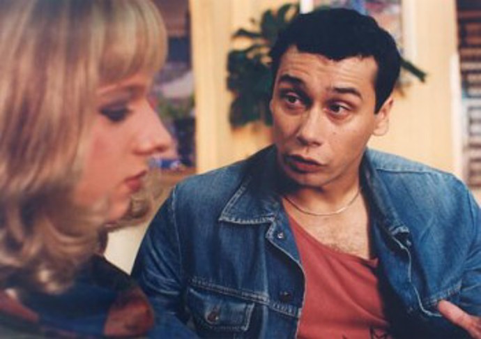 Od snah rodičů nic moc neočekává. Poflakuje se bezcílně předměstím, chodí za školu a čas ubíjí sněním o společném úniku za hranice všedních dnů. Na snímku Pavel Liška a Lukáš Baborský.