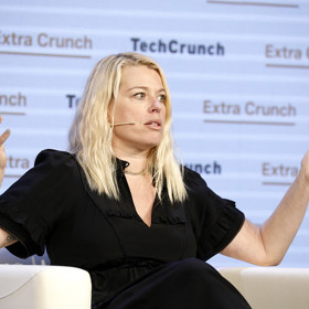 Láska na první pohled, prohlásila o Keanu Reevesovi jeho další ex-přítelkyně Amanda de Cadenet, fotografka, herečka a moderátorka. Tehdy byla těhotná a vdaná. Dnes považuje Reevese za svého nejbližšího kamaráda, samozřejmě kromě svého manžela.