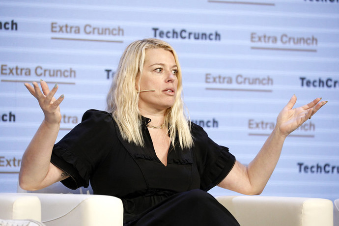 Láska na první pohled, prohlásila o Keanu Reevesovi jeho další ex-přítelkyně Amanda de Cadenet, fotografka, herečka a moderátorka. Tehdy byla těhotná a vdaná. Dnes považuje Reevese za svého nejbližšího kamaráda, samozřejmě kromě svého manžela.