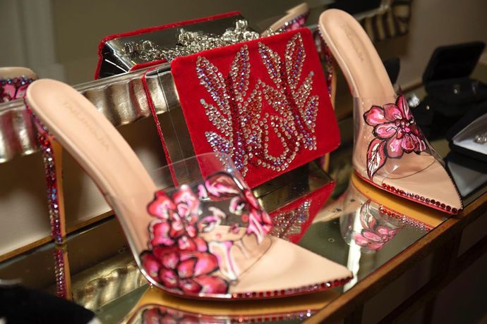 Boty a kabelka nějaké dámy? Omyl! Ve střevíčcích vyrazil Billy Porter na Ceny Tony a celý outfit doplnil decentní kabelkou. 