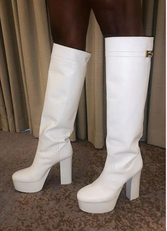 Pro leckterou dámu by byla chůze na takových podpatcích nebezpečná. Nikoli pro Billyho Portera, který je doplnil k outfitu pro večer ke slavnostnímu udílení cen Grammy. 
