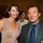 Po studiu odjela do USA, kde tři roky pracovala jako au pair. Potom se vrátila do Česka a pracovala jako osobní asistentka zahraničních herců, kteří v Česku natáčeli filmy. Pracovala také jako produkční Divadla Broadway.