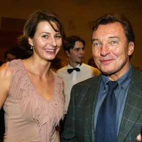 Po studiu odjela do USA, kde tři roky pracovala jako au pair. Potom se vrátila do Česka a pracovala jako osobní asistentka zahraničních herců, kteří v Česku natáčeli filmy. Pracovala také jako produkční Divadla Broadway.