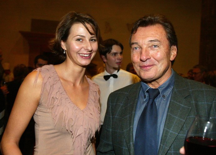 Po studiu odjela do USA, kde tři roky pracovala jako au pair. Potom se vrátila do Česka a pracovala jako osobní asistentka zahraničních herců, kteří v Česku natáčeli filmy. Pracovala také jako produkční Divadla Broadway.