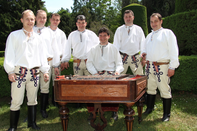 Těšit se můžete na kvalitní domácí cimbálovku k poslechu i tanci.