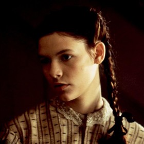 Při natáčení došlo k nehodě. Claire začala od svíčky hořet paruka.