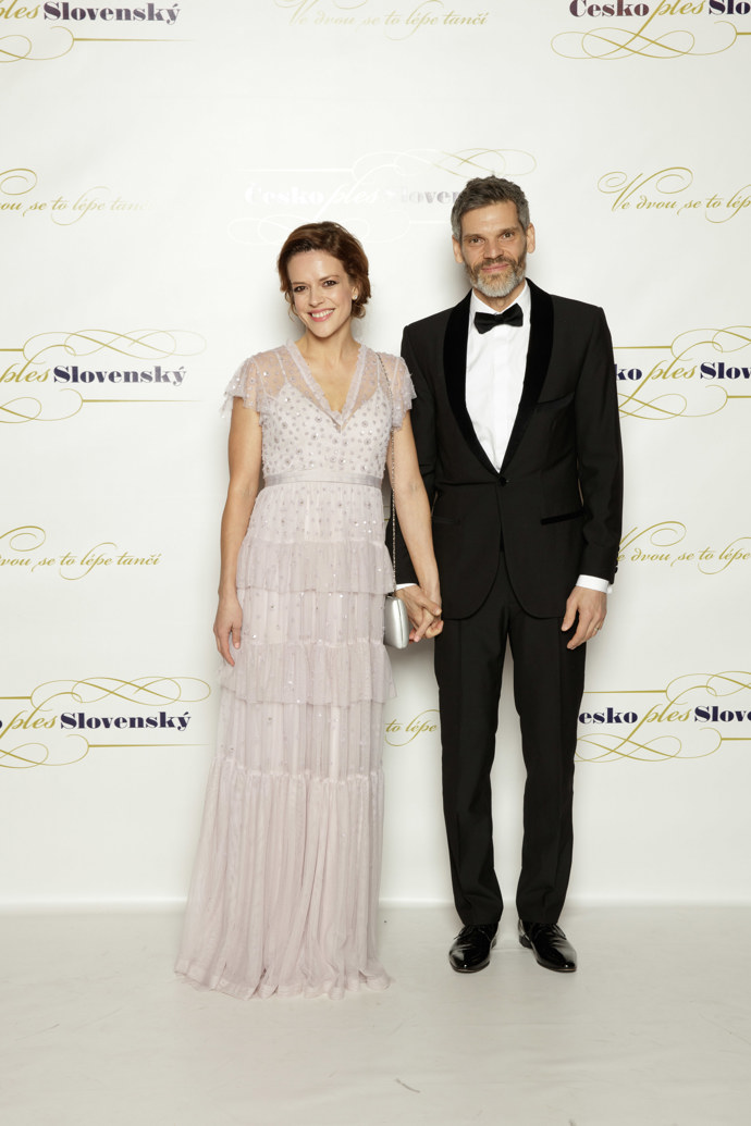 Andrea Růžičková, známá ze seriálu Vyprávěj, nechá své dvě děti doma a na ples si přijde vyrazit z kopýtka.