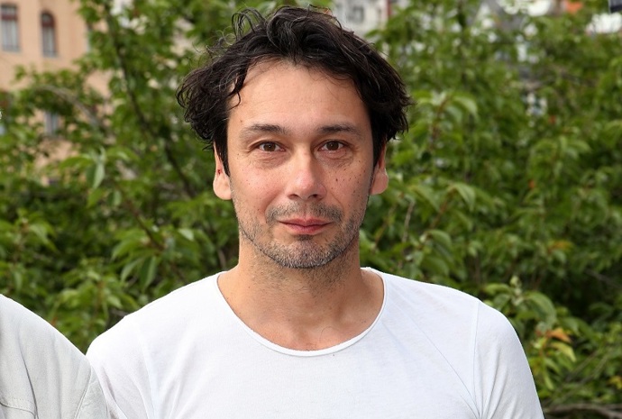 Vystudoval JAMU v Brně. 