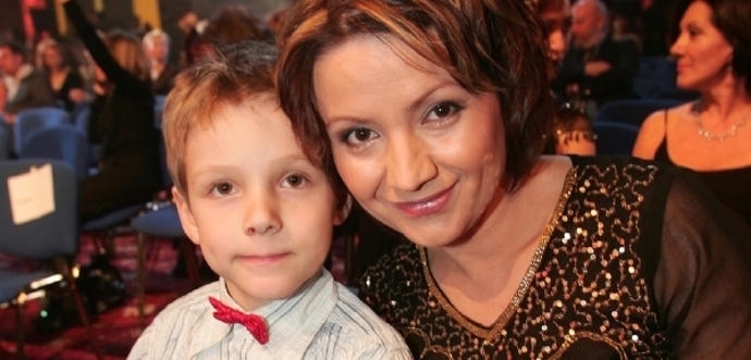 Ve filmu Santiniho jazyk hrála hlasatelku a v seriálu Vyprávěj si v dílu Butik zahrála sama sebe.