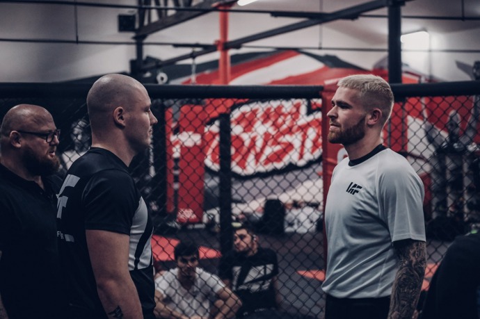 Po přestěhování do Prahy byl nejdříve samý večírek, pak ale i s pomocí současné partnerky našel nový smysl života. Mimo jiné ve sportu.