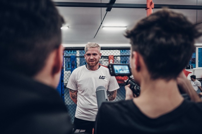 A tak se přihlásil do reality show I am Fighter.