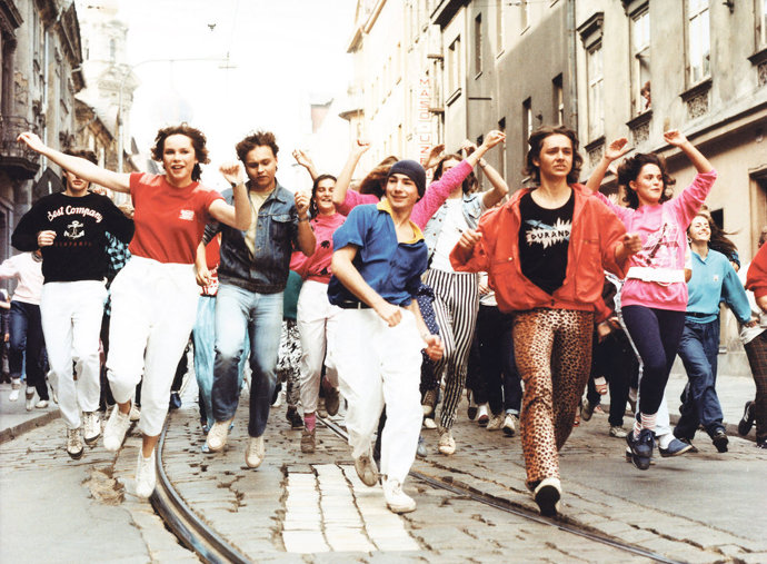 Discopříběh je divácky oblíbený hudební snímek z roku 1987 s Rudolfem Hrušínským nejmladším v hlavní roli. Některé hvězdy filmu pak začala provázet smůla...