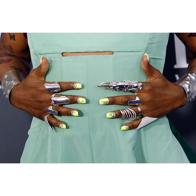 Billy Porter se "toho" nebojí ani v oblastí doplňků. Takto vyzdobil své ruce na ceny Grammy.