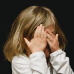 Fantazie jako alternativu reálných vztahů využívají zvláště ti, kteří v raném dětství trpěli nedostatkem pozornosti a lásky ze strany rodičů. Takoví lidé pak budou inklinovat k tzv. seberodičovství. Jednoduše nemají důvěru v okolní svět, a tak ji hledají ve svém vlastním světě. 