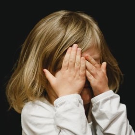 Fantazie jako alternativu reálných vztahů využívají zvláště ti, kteří v raném dětství trpěli nedostatkem pozornosti a lásky ze strany rodičů. Takoví lidé pak budou inklinovat k tzv. seberodičovství. Jednoduše nemají důvěru v okolní svět, a tak ji hledají ve svém vlastním světě. 