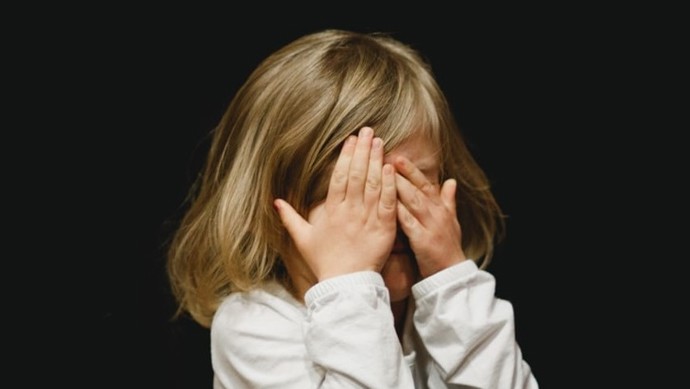 Fantazie jako alternativu reálných vztahů využívají zvláště ti, kteří v raném dětství trpěli nedostatkem pozornosti a lásky ze strany rodičů. Takoví lidé pak budou inklinovat k tzv. seberodičovství. Jednoduše nemají důvěru v okolní svět, a tak ji hledají ve svém vlastním světě. 