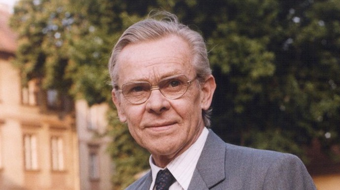 Eduard Cupák (10. března 1932 až 23. června 1996) byl filmový a divadelní herec s obří škálou uměleckého projevu a mistrně ovládající svůj hlas. Mezi jeho životní role se řadí filmy jako Měsíc nad řekou (1953), Stříbrný vítr (1954), Kladivo na čarodějnice (1969) nebo účinkování v televizních seriálech (Taková normální rodinka, F. L. Věk).