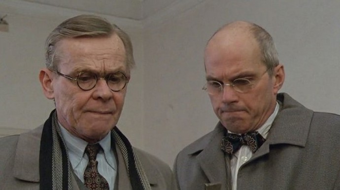 Životní prioritou byla chalupa. Pokud se mělo natáčet přes léto nebo o víkendech, role nemilosrdně odmítal. Čas na zahradě mu byl vzácnější. Zde s Janem Přeučilem ve slavném Dobrodružství kriminalistiky.