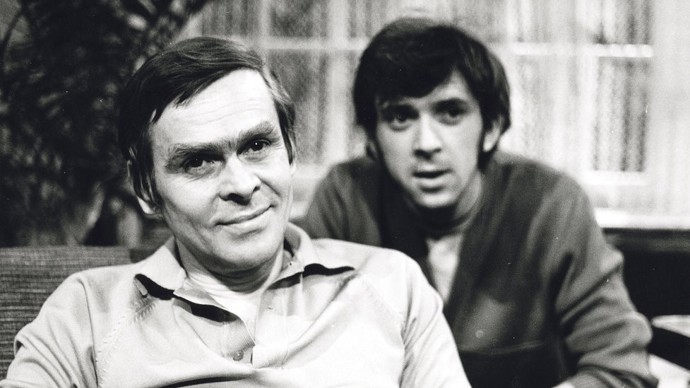 Eduard Cupák byl perfekcionista. Ve všech životních rovinách a v každé situaci hledal dokonalost – v hereckém projevu, v řeči, v rolích, v zahradě, v oblečení, v úklidu. Nesnesl, když bylo něco jen polovičatě. Zde s Jaromírem Hanzlíkem v seriálu Taková normální rodinka.