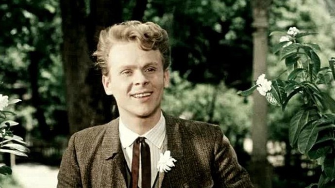 Za svou kariéru vděčí Eduard Cupák režiséru Václavu Krškovi, který mu dal životní šanci ve filmu Stříbrný vítr (na snímku) či Měsíc nad řekou. Cupák se totiž potýkal se závistí spolužáků a kolegů. A také s pronásledováním kvůli jeho sexuální orientaci.