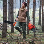 Herečka a zpěvačka Eva Burešová coby seriálová Týna Popelková jezdí s traktorem, kácí stromy motorovou pilou a miluje statek Slunečná, který odmítá po smrti otce prodat.