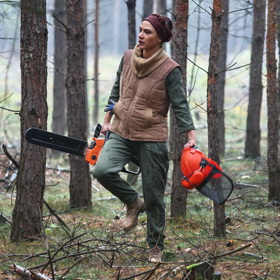 Herečka a zpěvačka Eva Burešová coby seriálová Týna Popelková jezdí s traktorem, kácí stromy motorovou pilou a miluje statek Slunečná, který odmítá po smrti otce prodat. 

