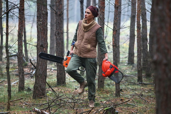 Herečka a zpěvačka Eva Burešová coby seriálová Týna Popelková jezdí s traktorem, kácí stromy motorovou pilou a miluje statek Slunečná, který odmítá po smrti otce prodat. 

