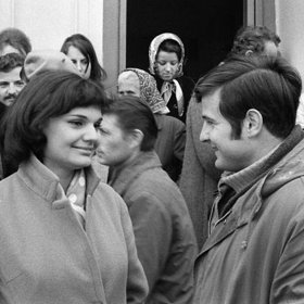 O dva roky později tato trojice založila vlastní malé hudební divadlo Apollo, zde působil jako jeho umělecký vedoucí.