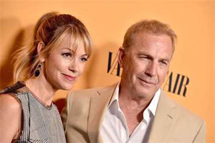 Kevin Michael Costner je americký herec, zpěvák, režisér a producent.