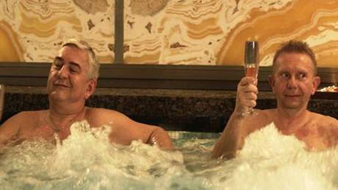 Tali je přítelkyně pasáka Reného, který ji Cyrilovi na akci do Tater pronajal.