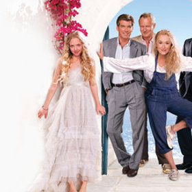 Idylický řecký ostrov, holka na vdávání, jedna potrhlá matka, tři potenciální otcové a nesmrtelná ABBA. Jak se to rýmuje? Náramně. Divadelní muzikálovou show Mamma Mia! obsahující všechny zmíněné ingredience vidělo v osmi různých jazykových verzích přes 30 miliónů lidí. 