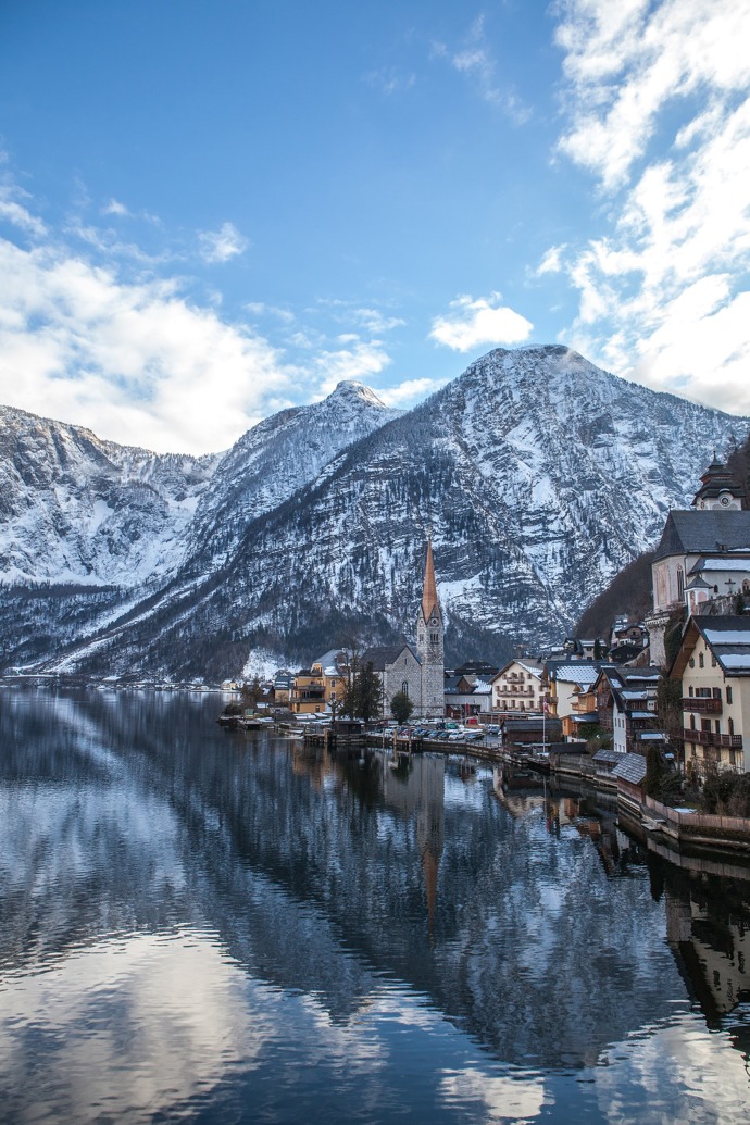 Ikonický pohled na městečko Hallstatt, ve kterém se nachází unikátní kostnice...