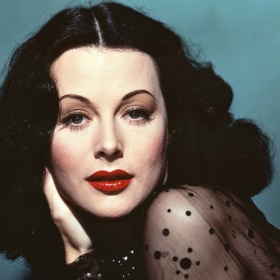 Hedy Lamarr, narozená jako Hedwig Eva Maria Kiesler, byla rakousko-americká herečka a vynálezkyně, která byla považována za jednu z nejkrásnějších hereček stříbrného plátna.